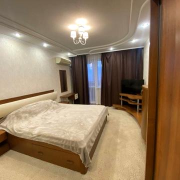 Продам трехкомнатная Алексеевская Людвига Свободы