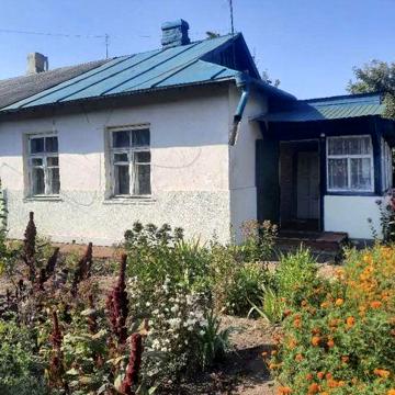 Половина будинку з окремим двором