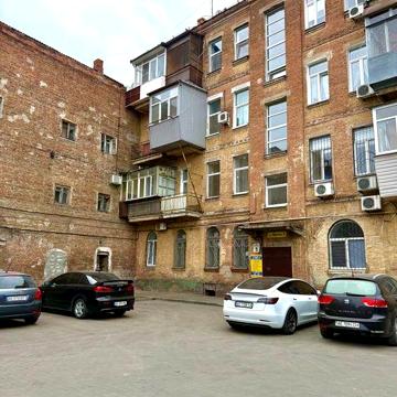 Продам 2к квартиру ЦЕНТР Парк Глобы. Сталинка
