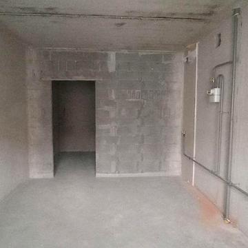 Квартира з газом та балконом! Вже є стяжка та штукатурка!