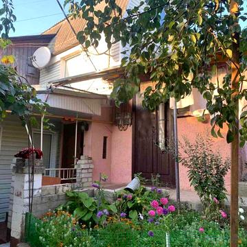 Продаж частини будинку з окремим подвірям  Польова