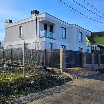 Сучасний будинок,  перша лінія від озера