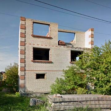 Незавершена коробка будинку в Червоних Горах