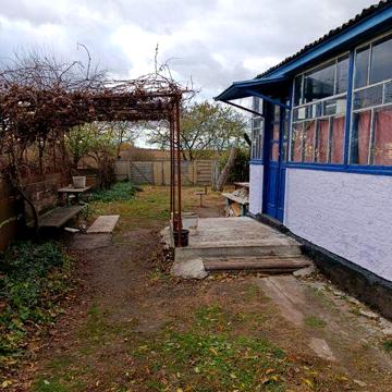 Будинок з двома земельними ділянками