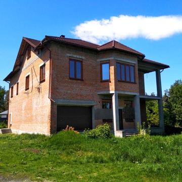 Просторий будинок з червоної цегли в с. Путрівка