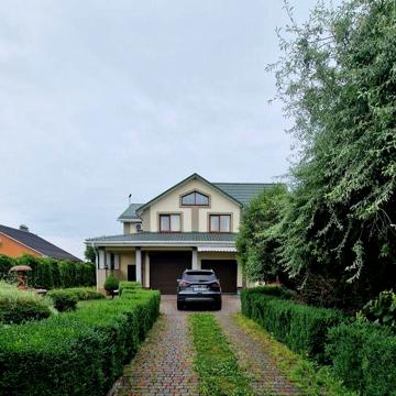 Продаж заміського будинку в повній комплектації  . Є басейн.