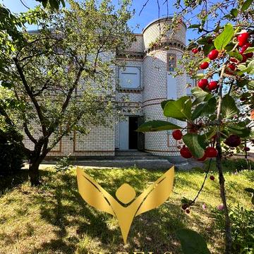 Продаж двоповерхового будинку із трьома гаражами та -1 поверхом