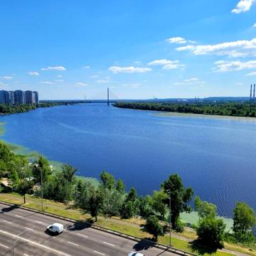 Дніпровська набережна вул., 15