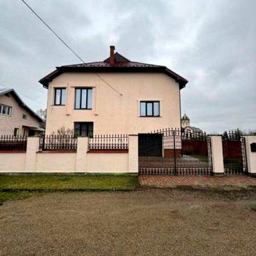 Оренда Будинку з гаражем та двором  (5 кімнат), поруч центру міста
