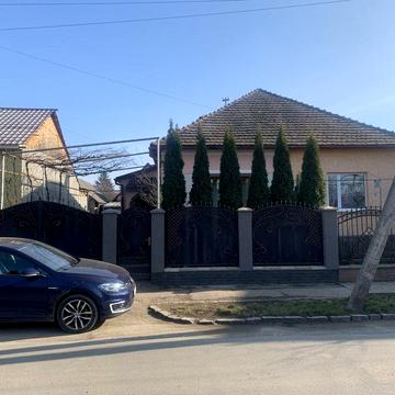 Будинок поруч з центром, не подалік центру можна на дві сімї
