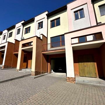 Продаж котеджів у Брюховичах.