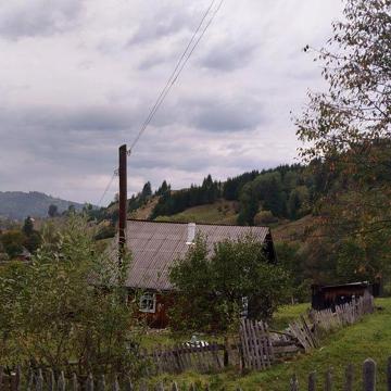 Будинок, земля, житло в Карпатах, гори