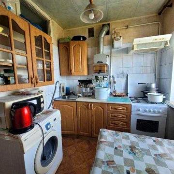 Продам  двокімнатну квартиру на Ленпоселку з ремонтом та меблями.