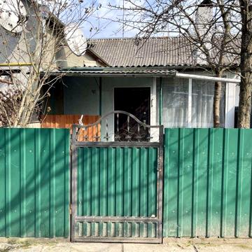 Продам квартиру з власним двором