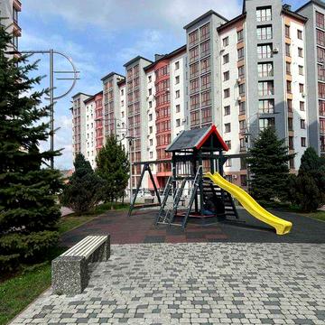 Велика квартира на Каскаді з чорновим ремонтом, можна під постанови