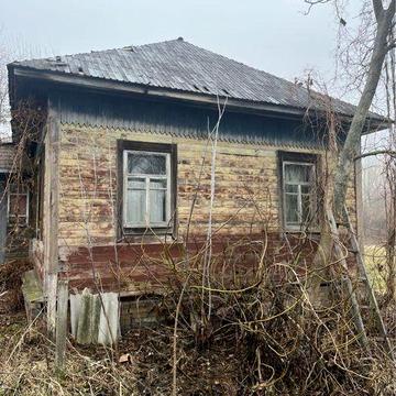На тереторії знаходиться 2 дома