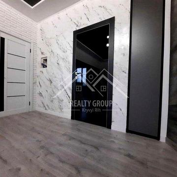 Є Відновлення Продаж 2к "сталінки" на пл.Володимира Великого