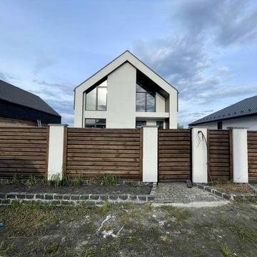 Двоповерховий будинок в районі нової котеджної забудови