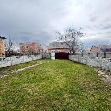 Просторий будинок з великою ділянкою землі