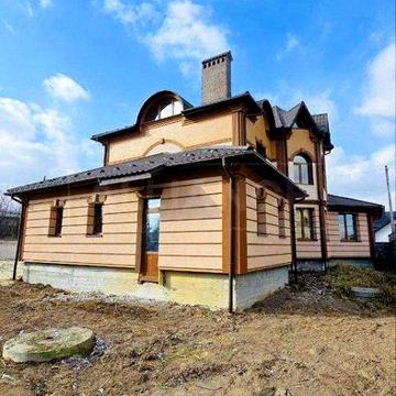 Будинок з великою ділянкою у передмісті Івано-Франківська