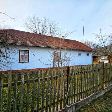 Недорого продається будинок з ділянкою 22 сотки.
