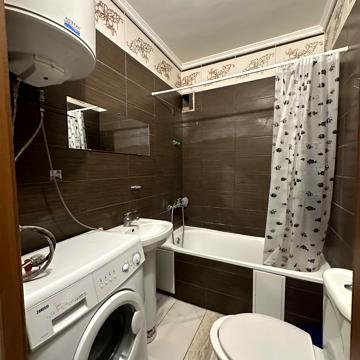 Джерельна вул., 8