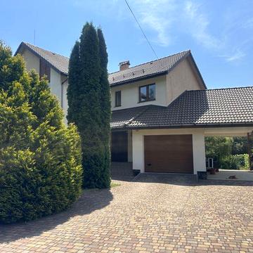 Добротний будинок з цокольним поверхом на 30 сотках землі