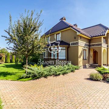 Космонавтів вул., 32