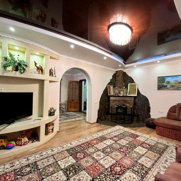 Капітальний будинок РОМАНКОВЕ, гараж, сад, тераса – всі зручності!