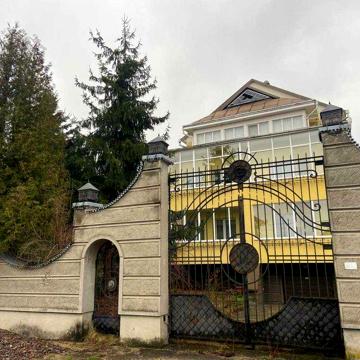Елітний будинок із великою ділянкою в престижному районі Микитинців!
