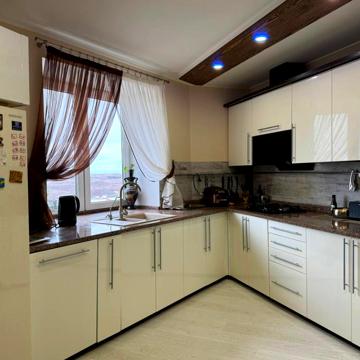 Буковинська вул., 3