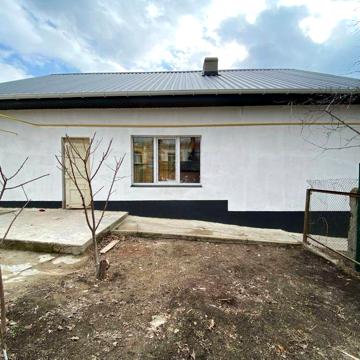 Продам частину будинку поруч центру з власною територією