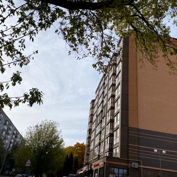 Квартира з панорамними вікнами у зданому будинку
