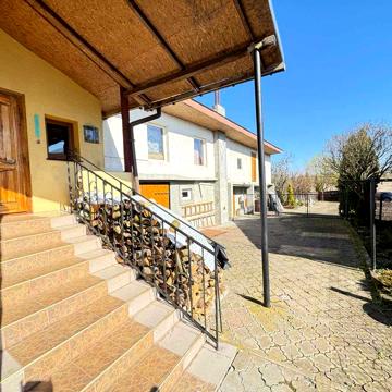 Продаж житлового будинку з ділянкою в центрі Ременова