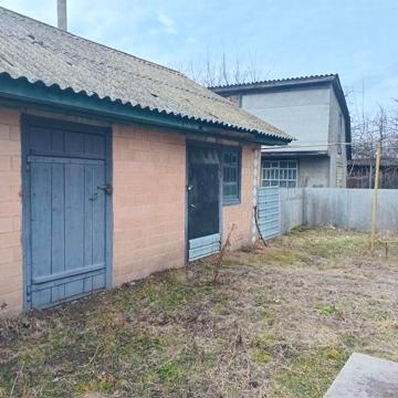 Продам будинок , 2 сараї , гараж , город 30 соток  біля двору
