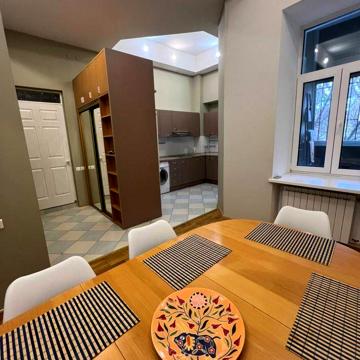 Петра Сагайдачного вул., 8
