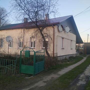 Продається квартира в одноповерховому будинку на три квартири.