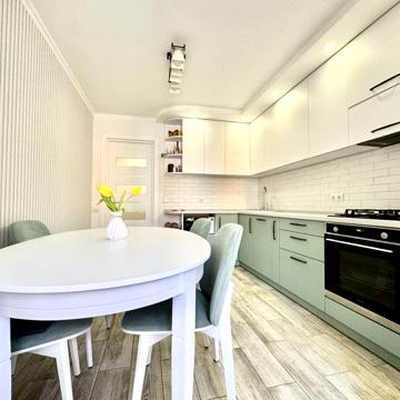 Продаж 2к квартири 65 кв. м на вул. Центральна 37