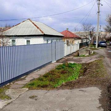 Продам будинок в місті з приватизованою земельною ділянкою 0.06га.