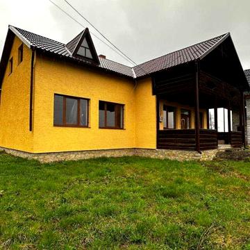 Затишний 2-поверховий будинок з ремонтом у центрі села Стопчатів