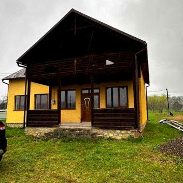 Затишний 2-поверховий будинок з ремонтом у центрі села Стопчатів