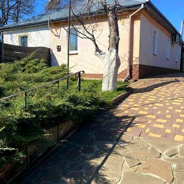 Продам частину будинку в районі Інституту звязку.