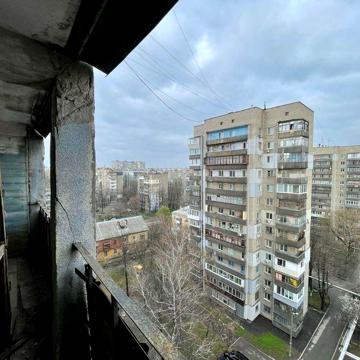 Продам квартиру під ремонт  Янгеля 21