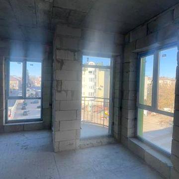 Продається простора 2 кімнатна на Наливайка
