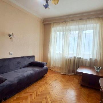 Космонавтів вул., 6