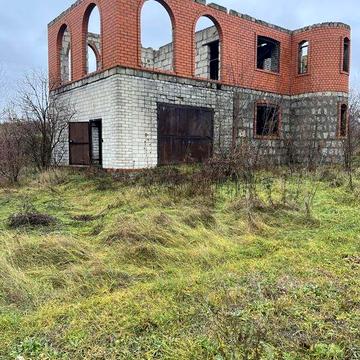 Продам коробку будинку в дуже гарному місці.