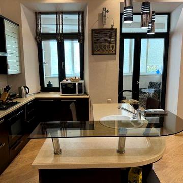 2 х комнатная квартира в центре