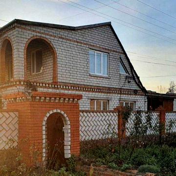 Двоповерховий будинок, 4 кімнатний, з газовим та тверд. опале
