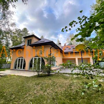 Відмінний 2-х пов. будинок у с. Підгірці 403 м2 у закритій територіі