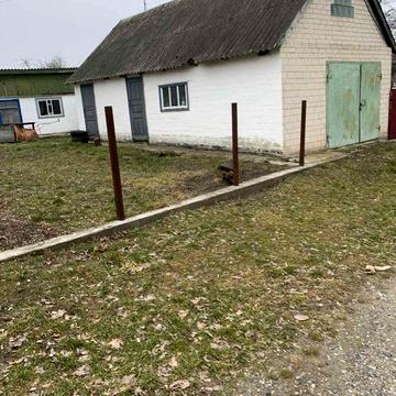 Будинок в селі в затишному місці біля ставу.